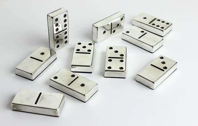 quien inventó el dominó